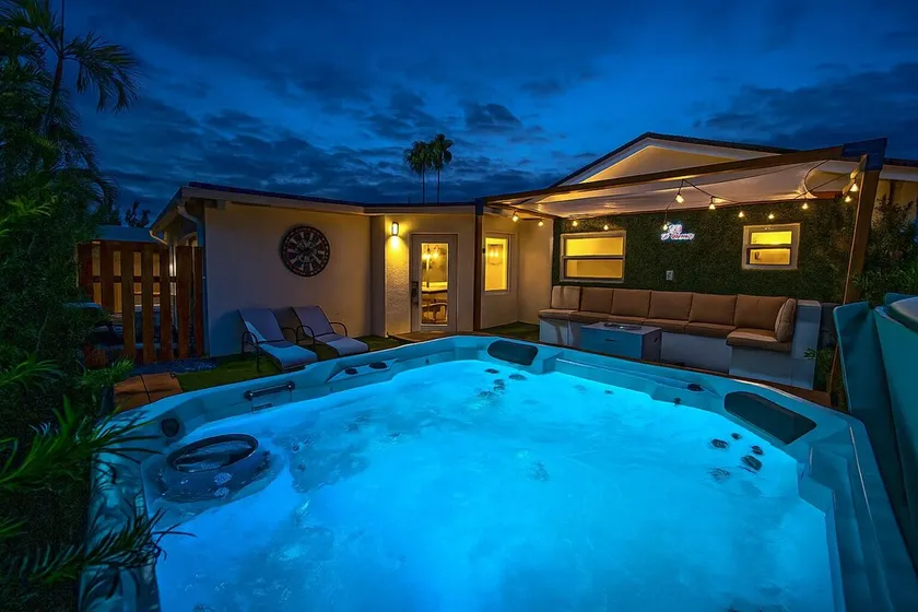 Miami Cozy 6BR Home w/Games Room/BBQ/Jacuzzi & Fun - Image 1