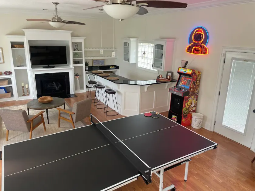 Luxurious 3 BR/2 BA w/ Patio Deck, Wet Bar, Ping-Pong, Arcade, & King Bed - Image 1