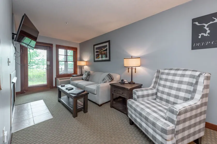B104 One Bedroom Lake View - Image 1