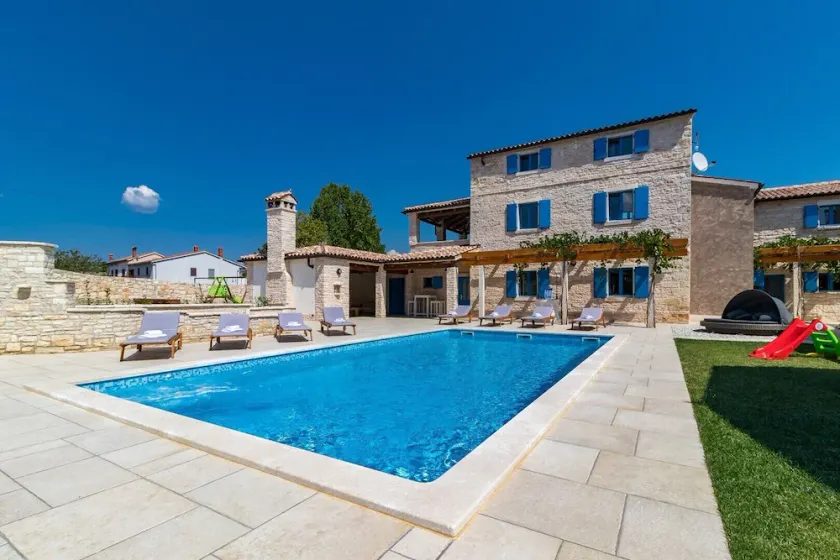 Rummelig villa med privat pool i en fredelig landsby væk fra byens skarer! - Image 1
