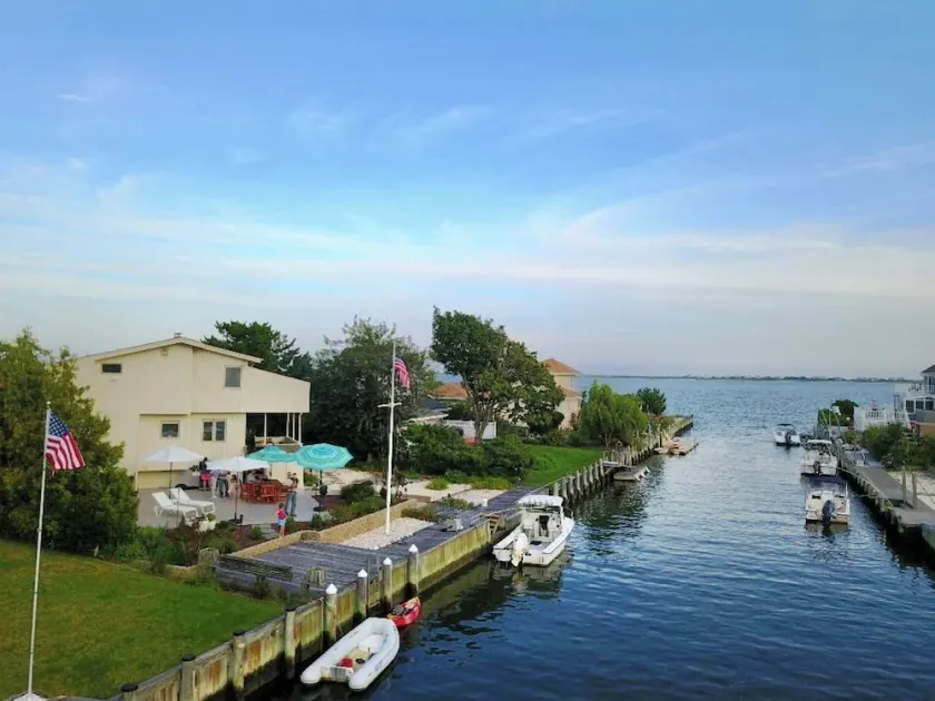 NY TILL MARKNADEN! Waterfront Hamptons Vacation Retreat w / Boat Dock - Image 1