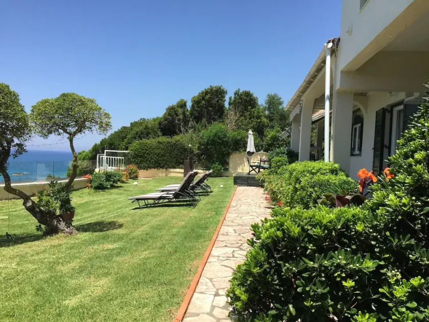Seahorse Bay Beach Villa Halikounas - Image 1