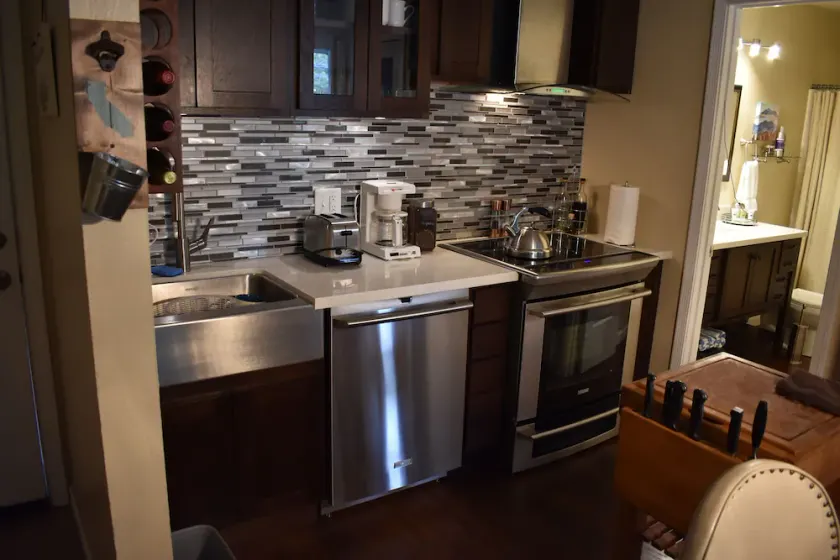 Belle Condo récemment rénové w / Wifi gratuit! Boutiques et Mountain Close! À voir! - Image 1