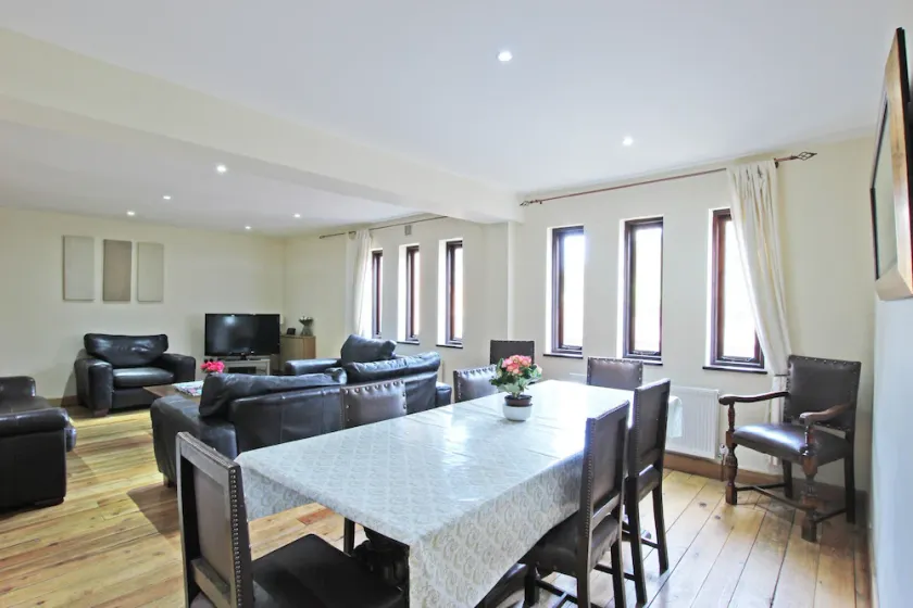 Large detached 4 bedroom Barn Conversion - Image 1