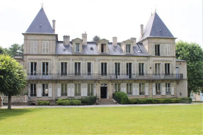 Manor house and 3ha park crossed by a river - Image 1