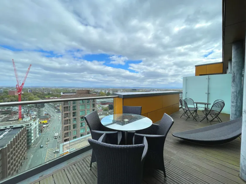 Manchester Luxury Living, 2-Bed Apartment with Pool & Gym - Image 1