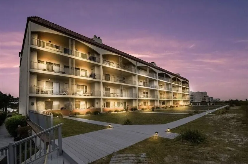 Beachfront Condo on Diamond Beach - Image 1