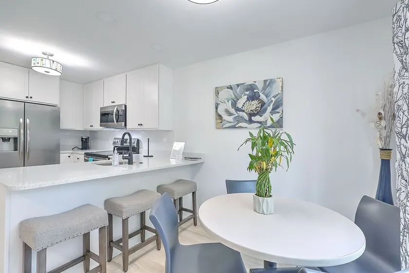 Cheerful townhome near Isle of Palms, Sullivans Island, Charleston & Shem Creek. - Image 1