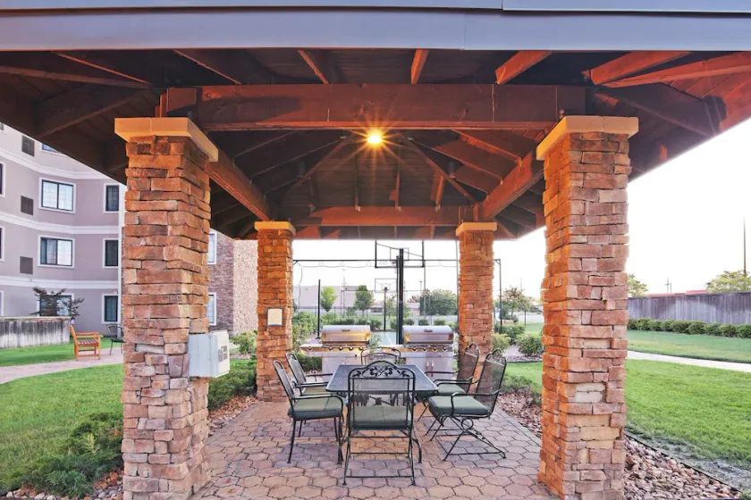 Komfortable Suite in Tulsa | KOSTENLOSES Frühstück + Fitnesscenter + Saisonaler Außenpool - Image 1