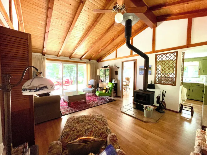Charming Waterfront Summer Cottage on Bay of Quinte (*NEW DOCKS*) - Image 1