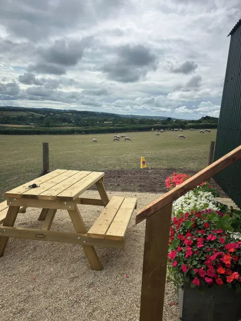 1 Bed Hut - Sleeps 2 - Parking - Smoking - Image 1