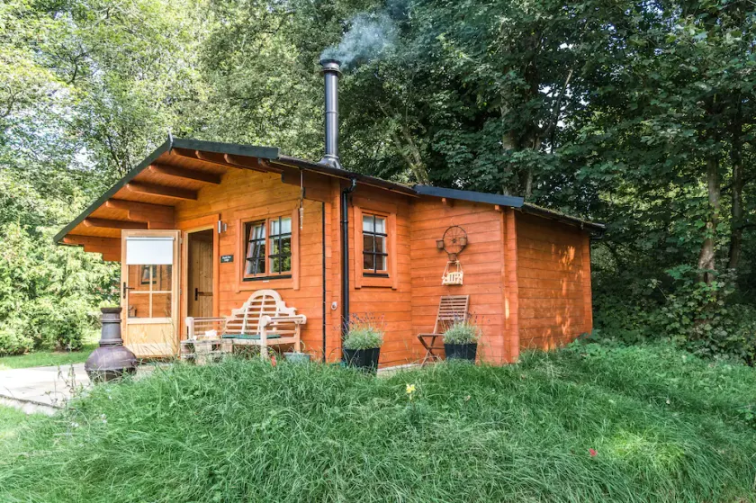 Charming 1-bed Log Cabin in the Clyde Valley - Image 1