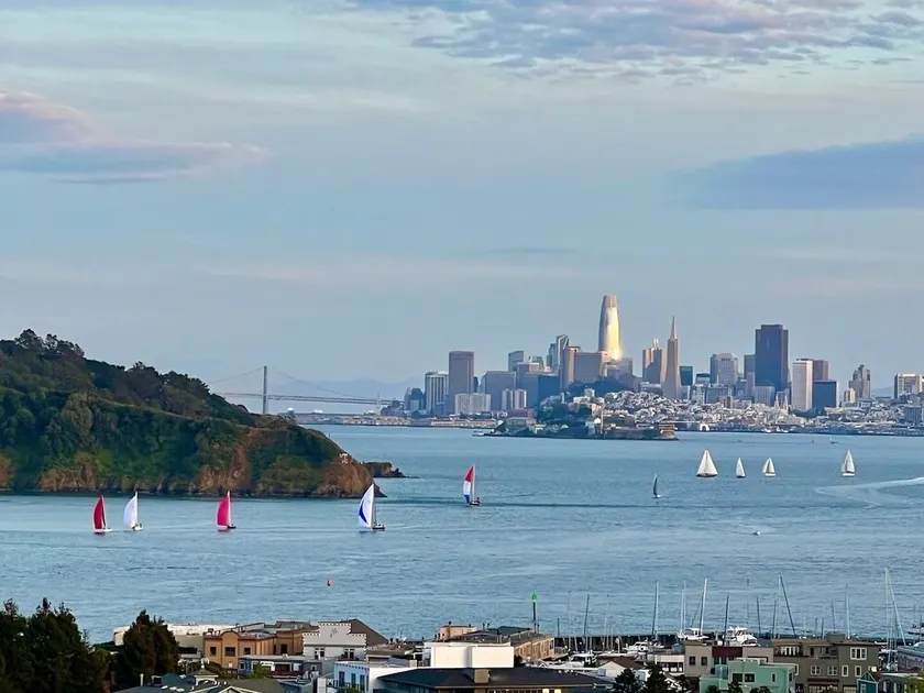 Une vue imprenable SF de Cozy 1 Chambre Pied-A-Terre - Image 1