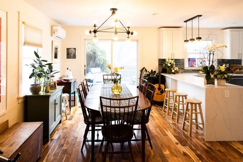 Five Bedroom Family Home in Larchmont - Guest Suite and Large Yard - Image 1
