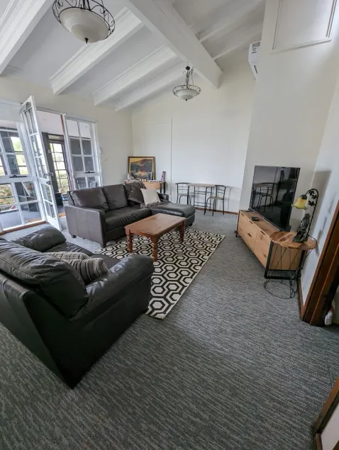 PHILLIP ISLAND Smiths Beach\nStunning 2br Apartment\nWalk 1min Beach 5min GP Track - Image 1