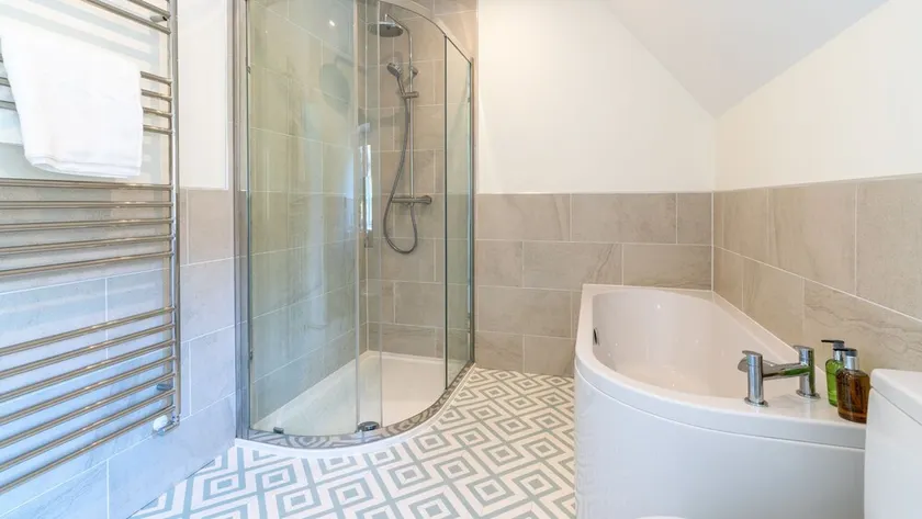 Quarry Lodge, Lydney - sleeps 6 guests in 3 bedrooms - Image 1