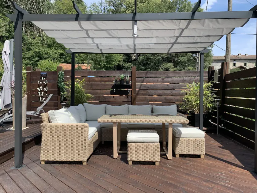 Charming holiday cottage with shared heated outdoor pool, large garden & BBQ - Image 1