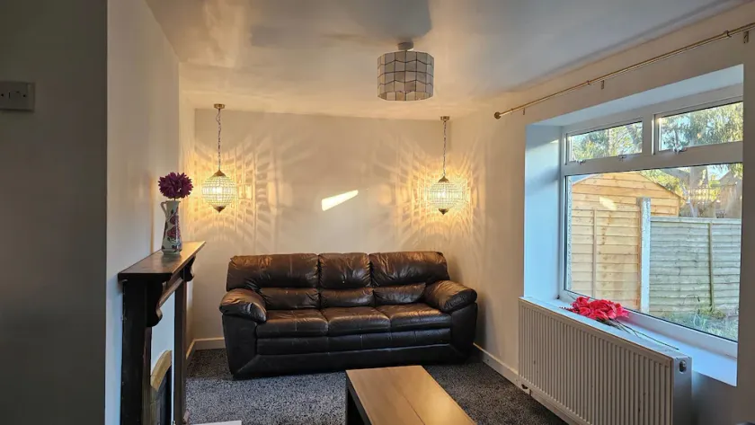 Pet Friendly - 3 Bedrooms - 6 Guests - Parking - Image 1