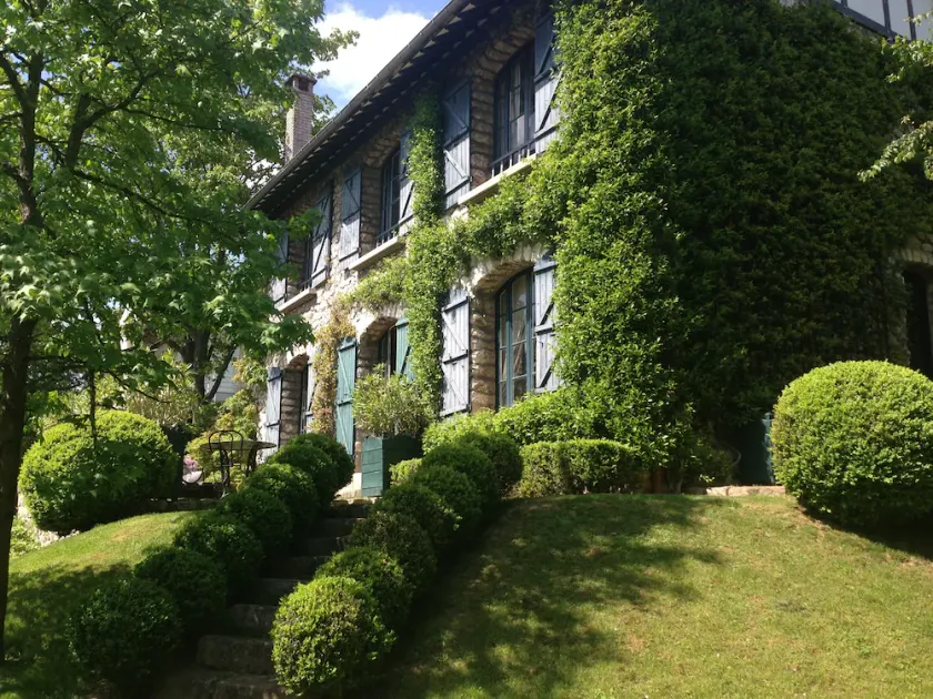 CHARMING PROPERTY WITH HEATED SWIMMING POOL NEAR PARIS - Image 1