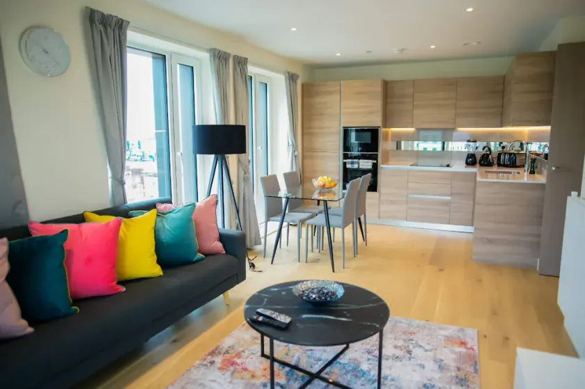 Thames View 2 Bed Apartment With Balcony - Image 1