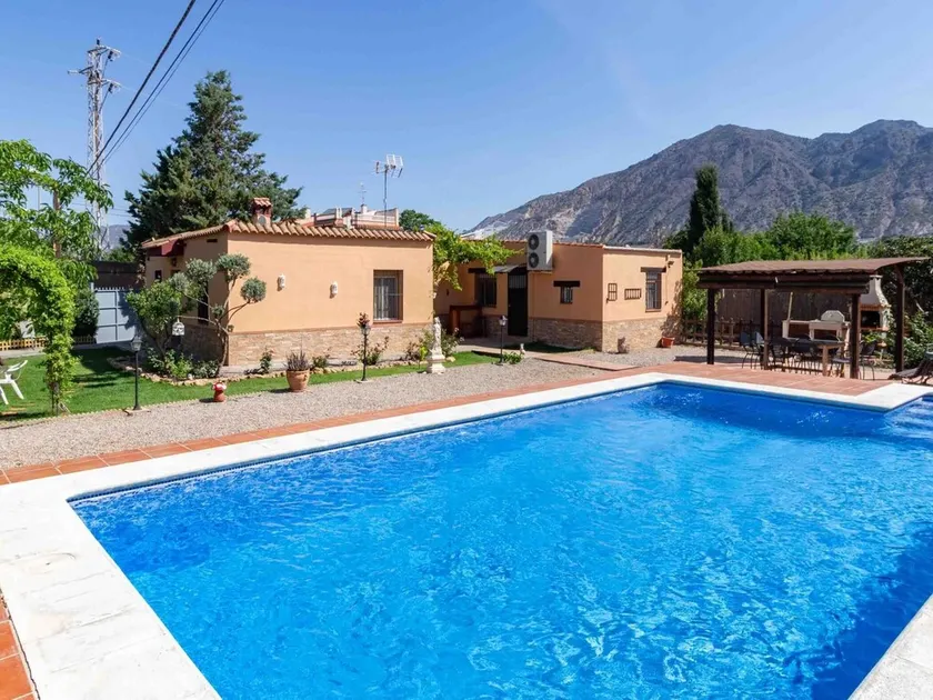 Cottage with pool, barbecue and garden - Image 1