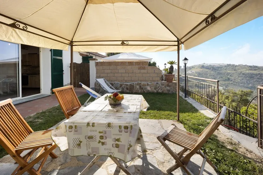 Holiday Home 'Timo' with Sea View, Shared Pool & A/C - Image 1