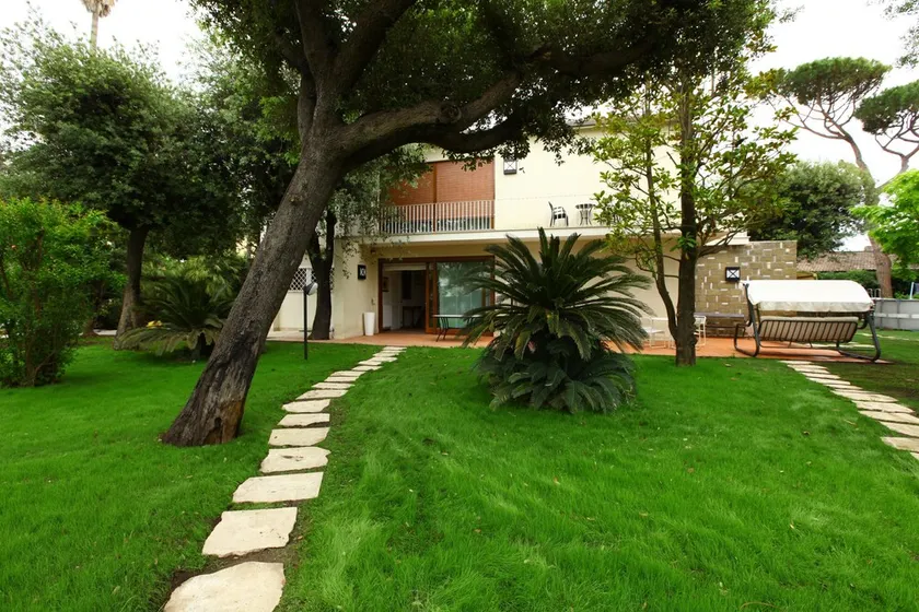 Room with private bathroom in Villa - Image 1
