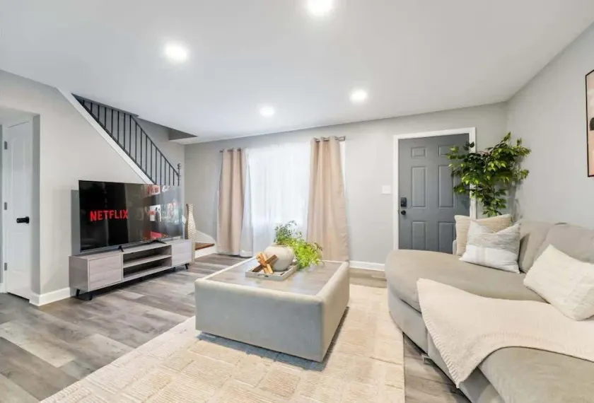 Modern 4BR Retreat Near MDW | LCP Collection - Image 1