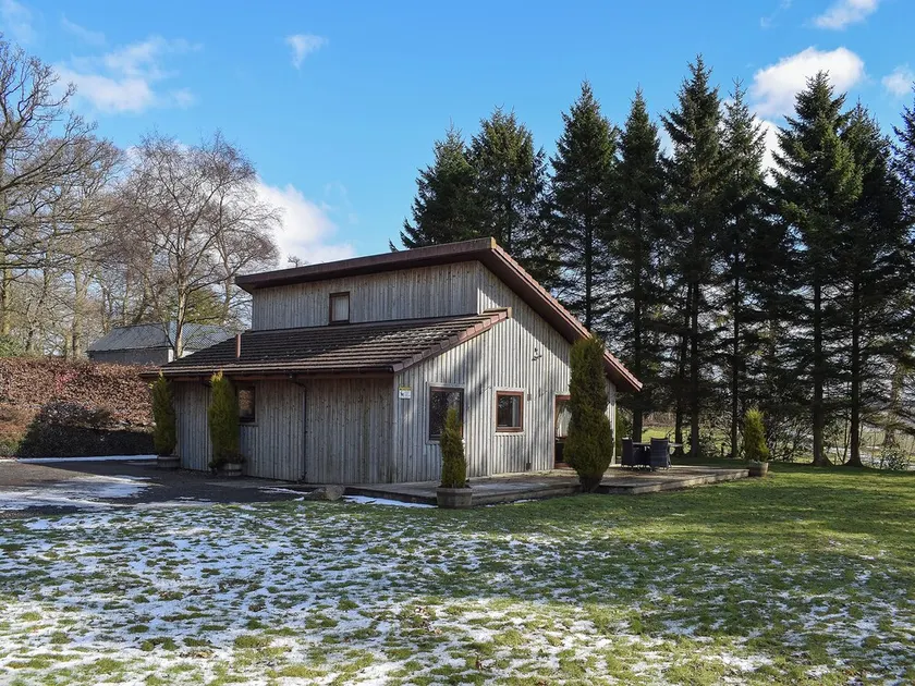 3 bedroom accommodation in Oakley, near Dunfermline - Image 1