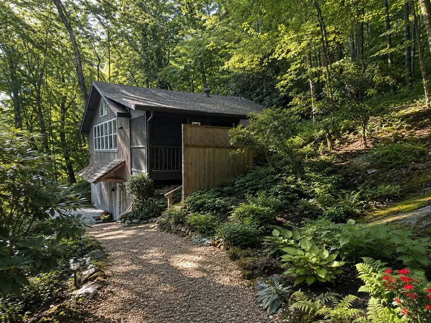 Vale Cottage: Wooded Seclusion. Renoverade. I staden. Husdjursvänliga - Image 1