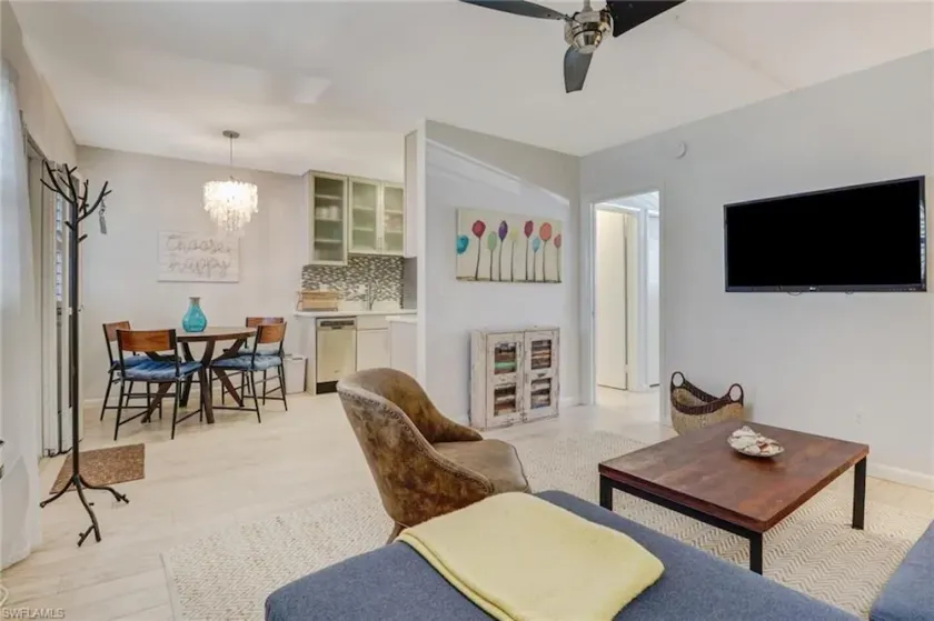 Updated condo with perfect Olde Naples location steps from famed 5th Ave S! - Image 1
