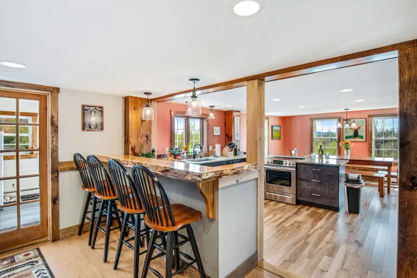 Beautiful 4 bedroom-sleeps 9 near MT & Lake Sunapee-5 miles to Sunapee with view - Image 1