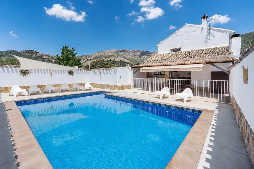 Holiday Home 'Cortijo El Llano' with Mountain Views, Private Pool & Wi-Fi - Image 1
