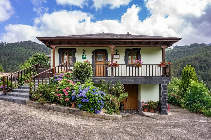 Holiday Home 'Maseda 1' with Mountain Views, Shared Terrace & Private Garden - Image 1