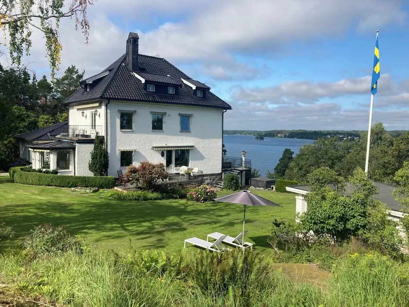 Sea front Ex-Embassy residence near Stockholm - Image 1