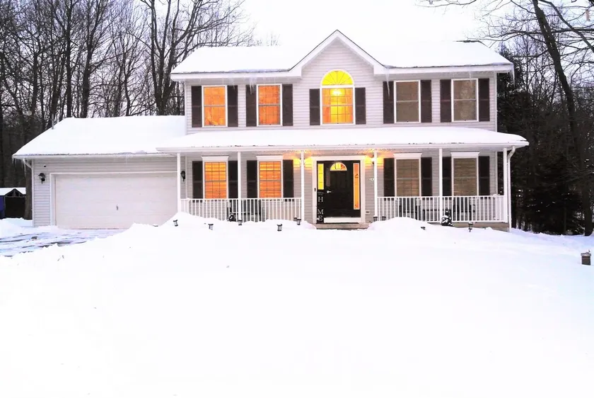 Cheerful 3-bedroom resinetial home with hot tub - Image 1