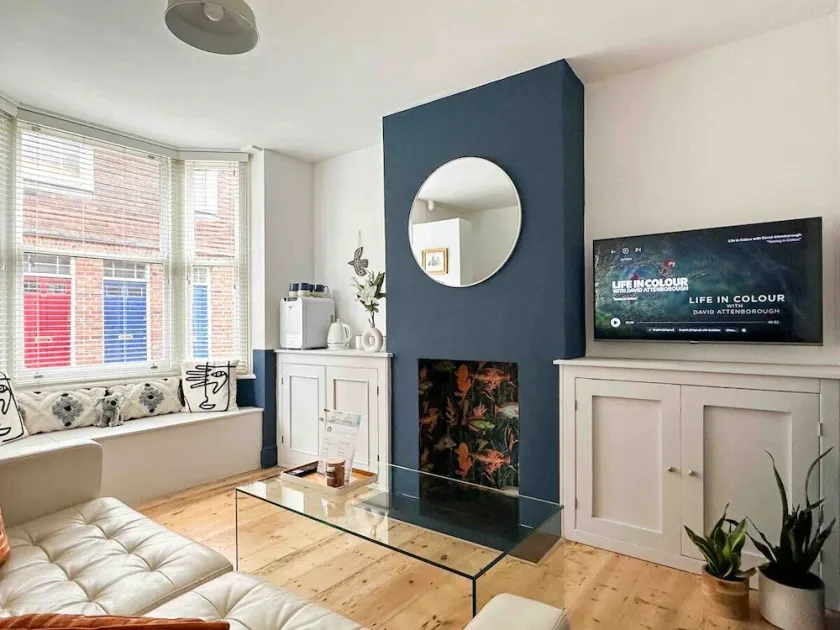Love Lane - Cosy & Modern City Centre Guest Suite - Image 1