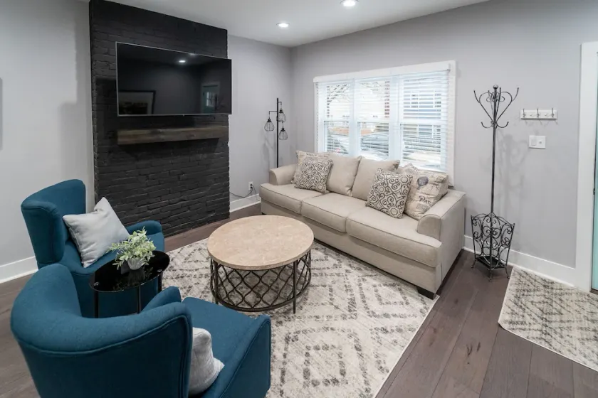 Clean and comfortable 3BR home in the South Side neighborhood - Image 1