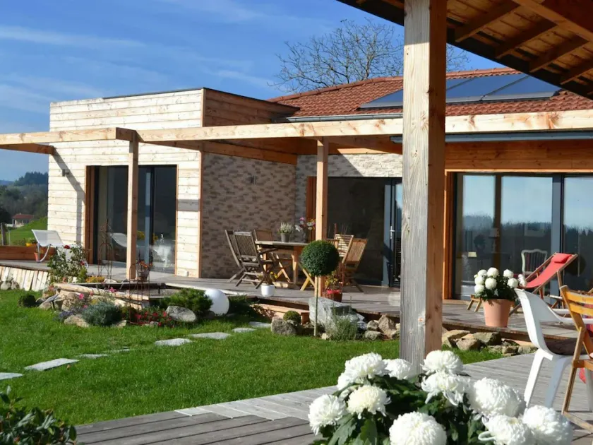 Gîte éco-responsable avec bassin naturel et vue panoramique - Image 1
