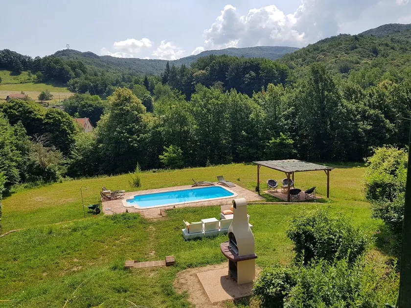 Renoviertes Bauernhaus mit eigenem Pool, auf großem Grundstück mit Strom begrenzt - Image 1