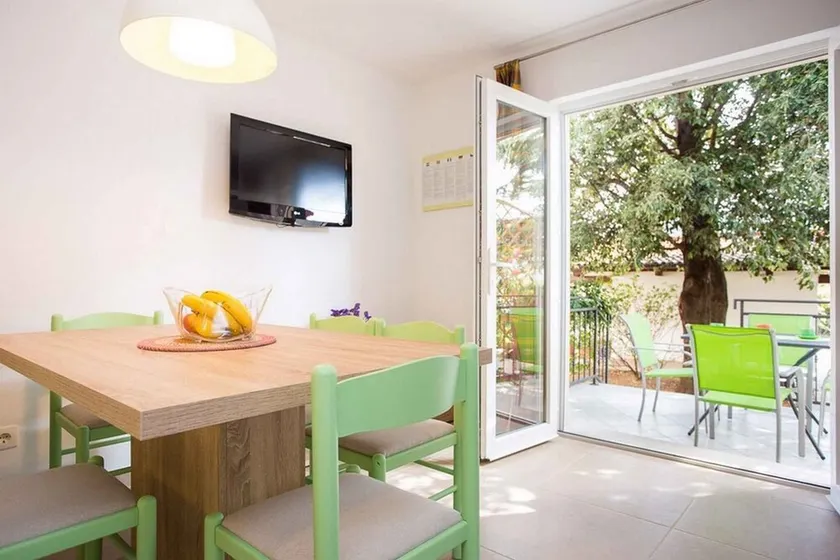 Holiday apartment with terrace and air conditioning - Image 1