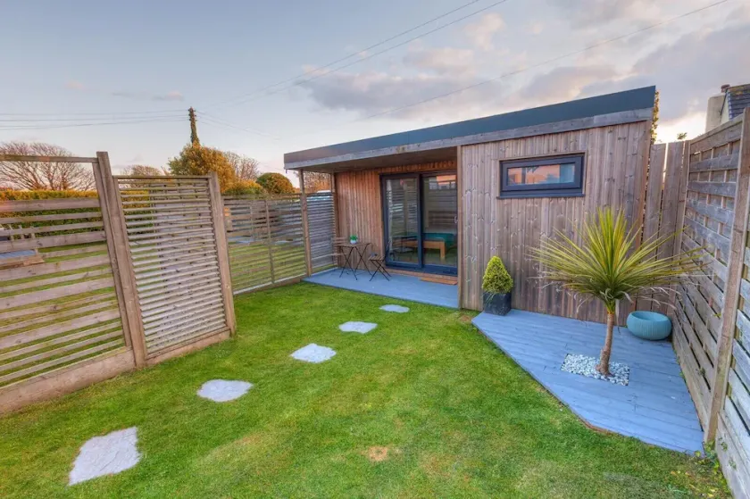 1 Bed Cabin. Parking. Private & secure Garden. Pets welcome. Nr to beaches/walks - Image 1