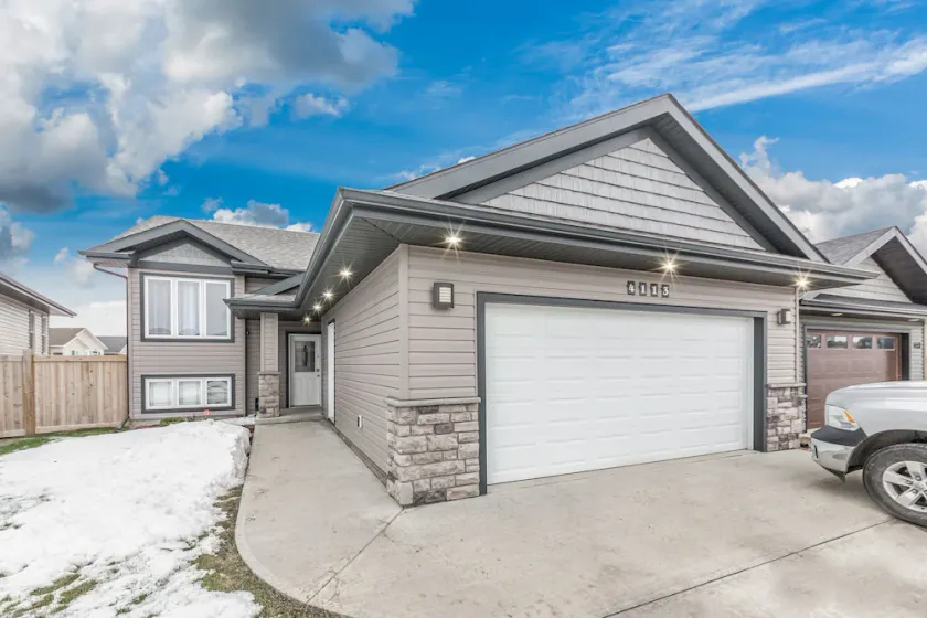 Modern House {Fenced Back Yard} BBQ Garage {Clean} - Image 1