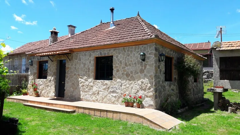 A FULL-SIZED house with a fenced-in property, a garden, and a barbecue. OCTOBER 85€/noche - Image 1