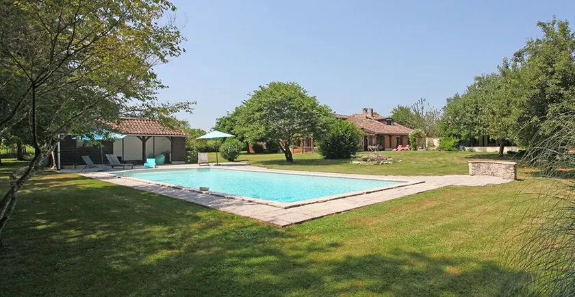 Character cottage, large garden and swimming pool, tranquility guaranteed - Image 1