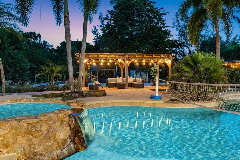 Family estate wprivate pool basketball court - Image 1
