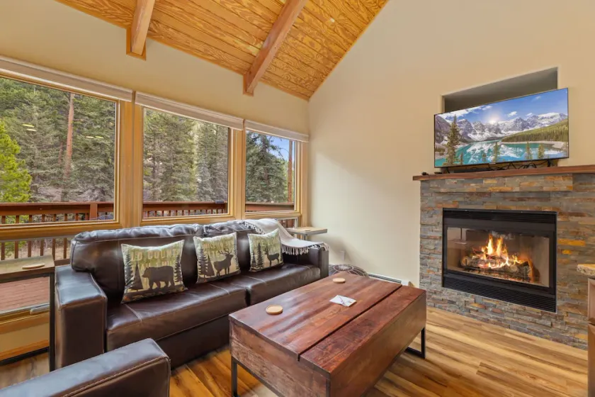 Quiet Fall River Suite • Fireplace • Close to RMNP - Image 1