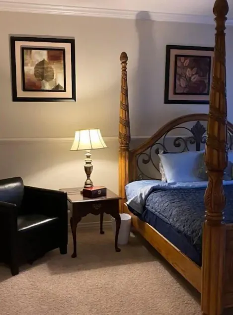 Central located 3 bed 2 bath group & family-friendly bsmt step-out Apt w view - Image 1