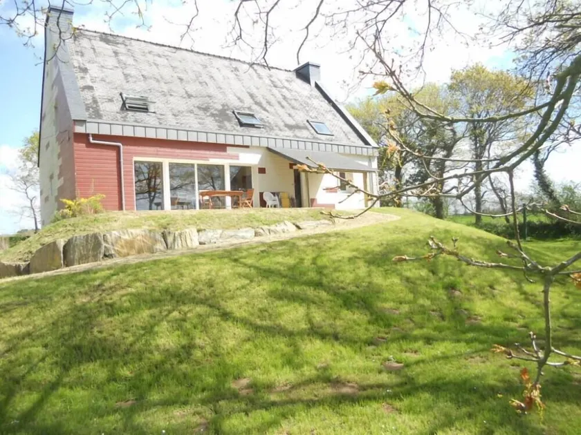 Grande maison en pleine verdure à proximité de la mer - Image 1