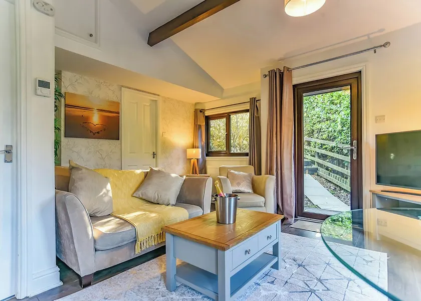 Kingfisher Lakeside Lodge - Image 1